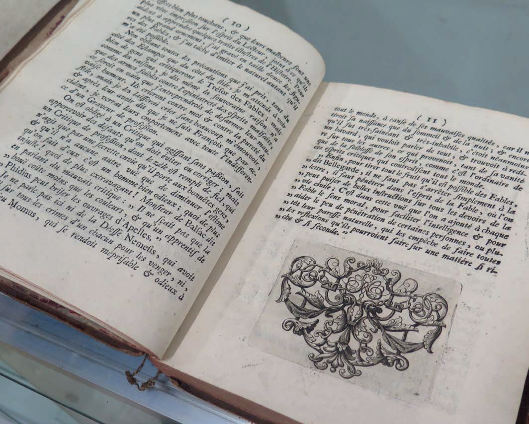 Page d'un livre ancien avec un fleuron gravé