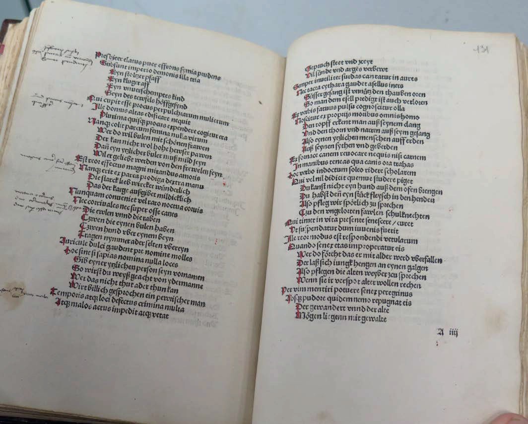 Page d'un incunable de 1492 avec texte en rouge et noir