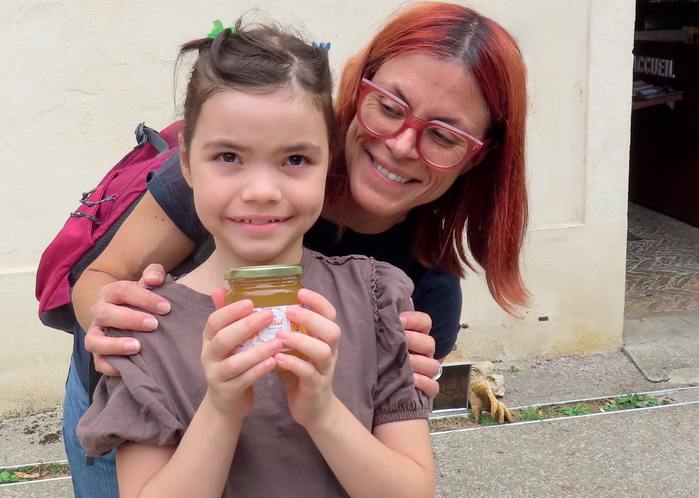 Apiculteur montrant un cadre d'abeilles à des participants